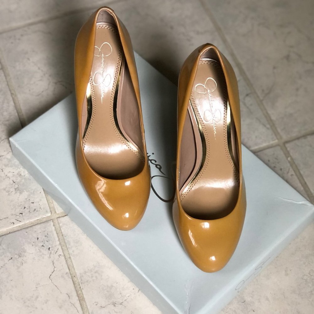 Patent nude pumps